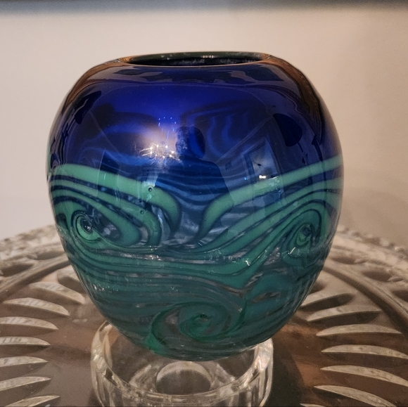 Vintage 1972 Signed Studio Art Glass Vase Handblown Blue Green Swirl MCM 5" - Picture 1 of 9